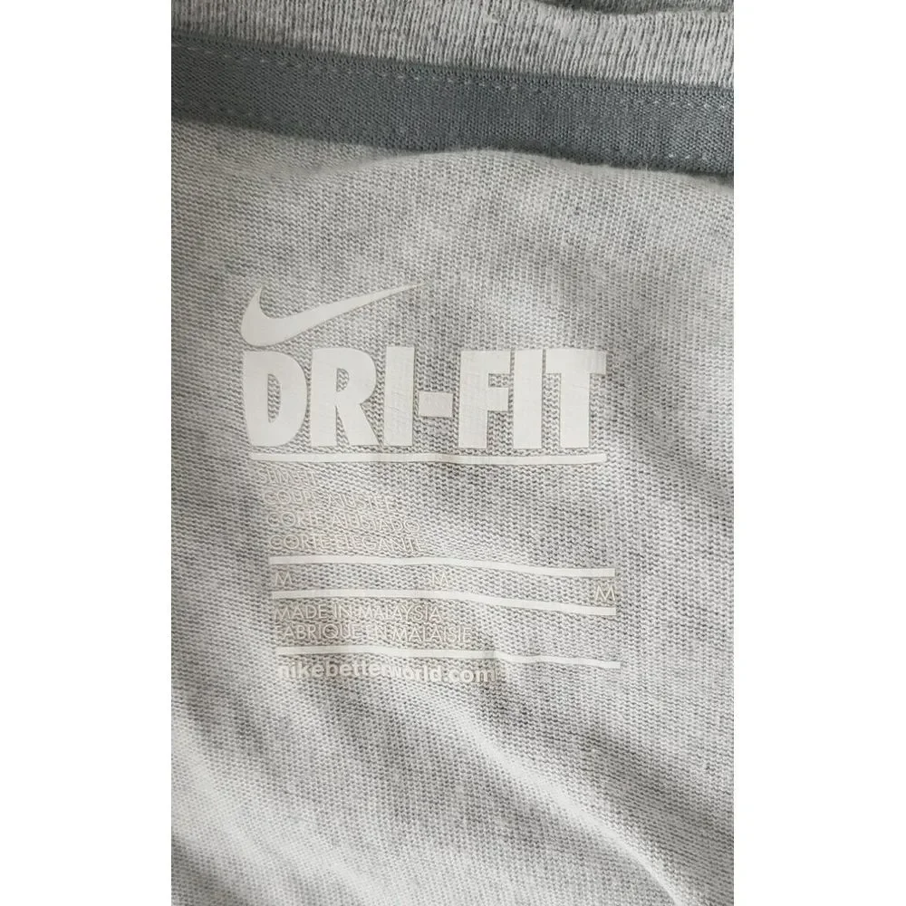 Nike Slim Fit‎ / Dry-Fit / V-Neck T-Shirt Size M